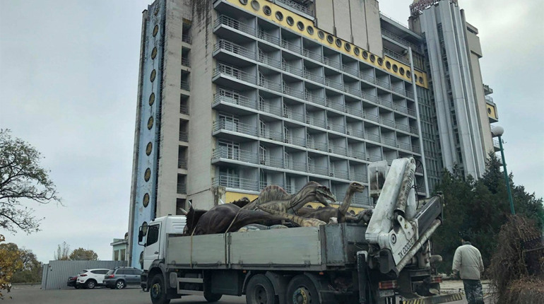 Куди зникли херсонські динозаври? Розповідаємо, коли знову запрацює «Парк Юрського періоду»
