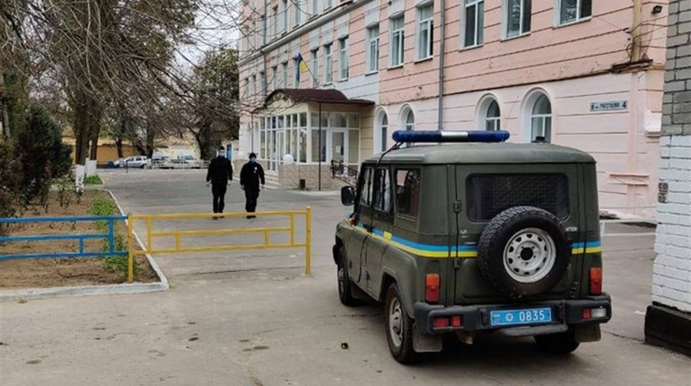 Гімназію, яку четвертий день намагаються замінувати, тепер буде охороняти поліція