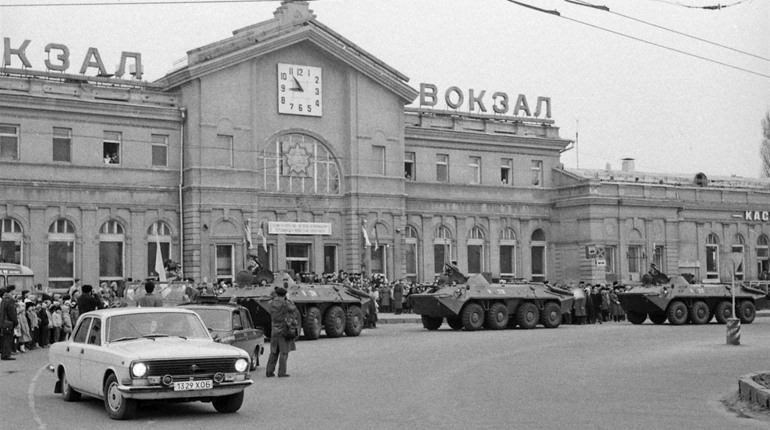 Ми сіли в машину часу, перенеслись до 1994 року і зустріли колоритних херсонців. Дивіться відео