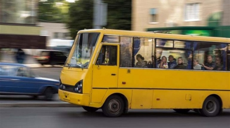 У місті намагалися оштрафувати водія автобуса за приспущену захисну маску
