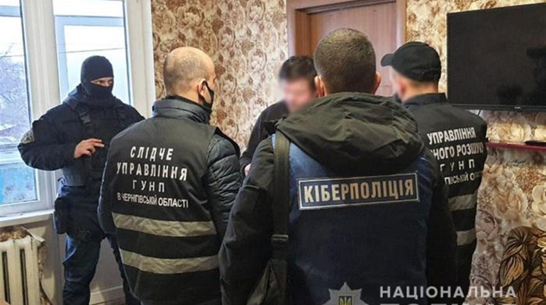  Шахрайські кредити: в оселях ніжинців поліцейські провели 12 обшуків