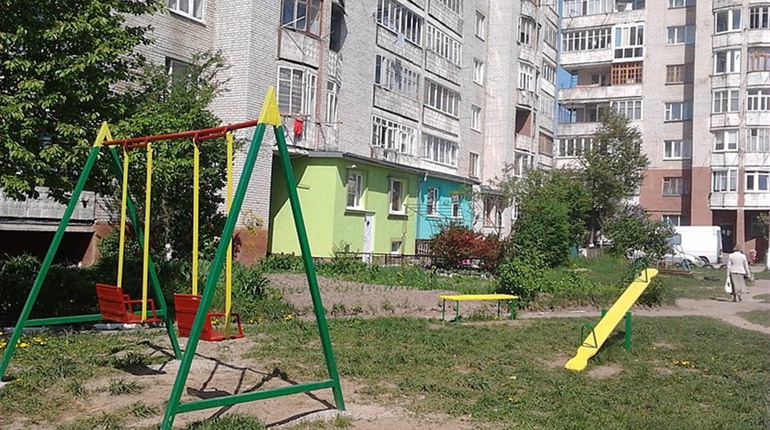 Дитячі майданчики у місті ніхто не обслуговує, а калушан через пів року не буде де ховати