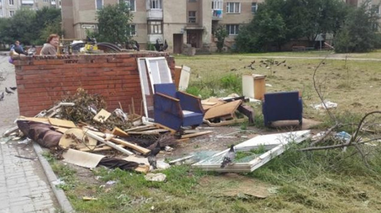 У Калуші від негабаритного сміття прибрали 26 майданчиків
