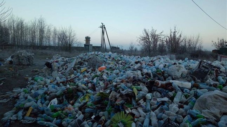 Корюківські комунальники назбирали за рік три тонни пластикових пляшок. Що з ними робитимуть далі