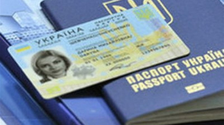 Чи можна довірити отримання готового паспорту іншій особі?