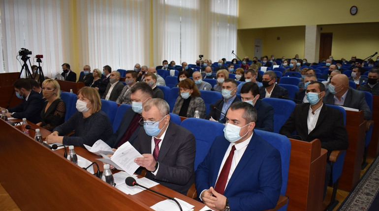 7 жінок і 27 чоловіків-депутатів віком від 25 до 73 років: хто представляє інтереси виборців