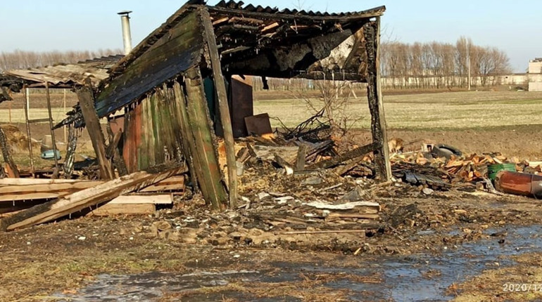Дві пожежі за ніч: на Лозівщині рятувальники гасили займання у квартирі та сараї