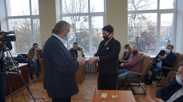 Перша, установча сесія міськради: новообрані депутати отримали посвідчення і значки