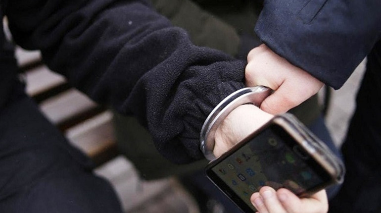Просив подзвонити: у Новограді затримали місцевого шахрая