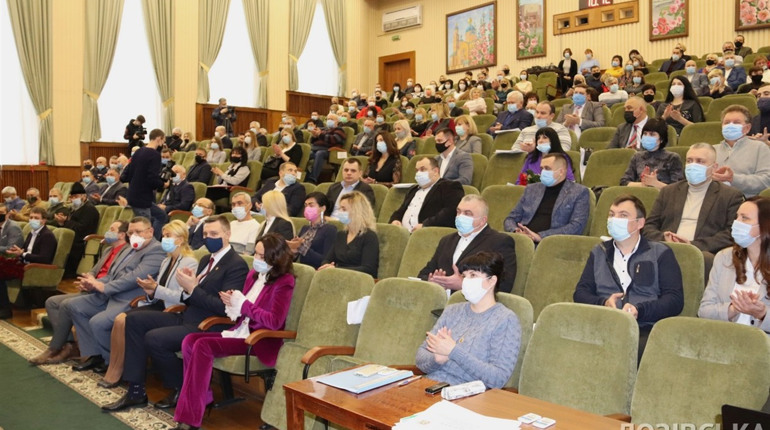 Отримали посвідчення та приступили до роботи: у Лозовій депутати міськради зібралися на першу сесію