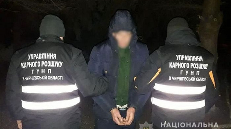 На Ніжинщині зловмисник вдерся до будинку пенсіонерки, зв'язав її, погрожував та вимагав гроші