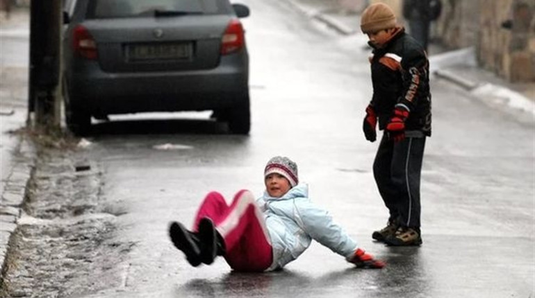 Ходіть неквапливо та обережно. На дворі - ожеледиця
