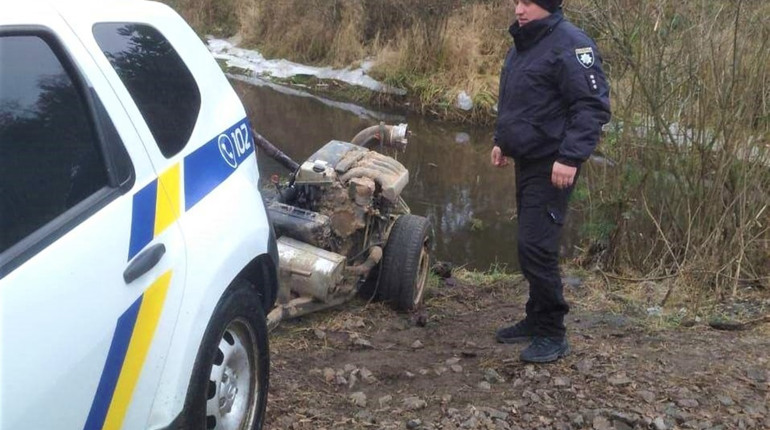 По мотопомпі з району: на Сарненщині та Рокитнівщині шукають бурштинокопачів