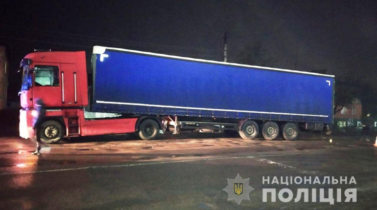 У Сарнах велосипедиста збила фура: чоловік помер у лікарні