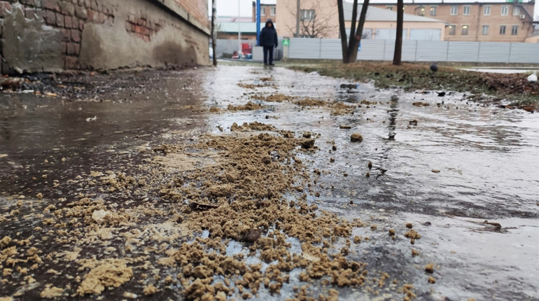 З робочою силою, технікою та сумішами: як у Новограді комунальники боролися з ожеледицею