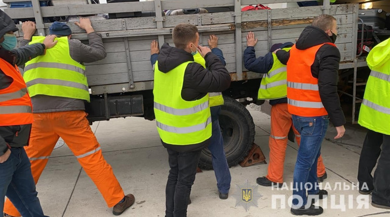 Вантажники півроку крали цінні речі з багажу пасажирів херсонського аеропорту