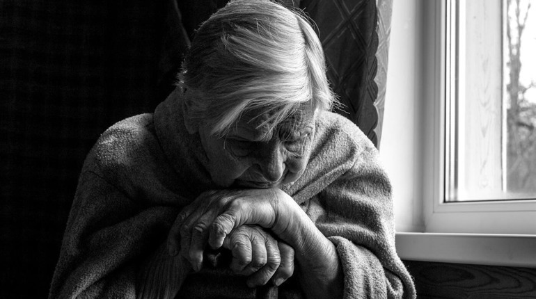 Ночувала на подвір'ї, щоб вберегтися від знущань онука: мешканець Шатівки почув вирок суду