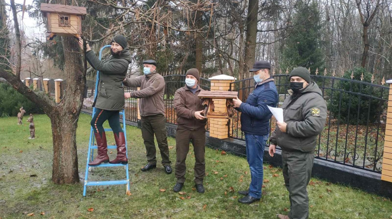 "Нагодуй птахів взимку": у Городниці лісівники взяли участь в загальньодержавній акції