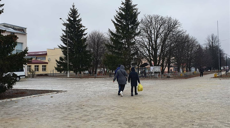 В Троїцькому ожеледиця скувала дороги і тротуари: чи впоралися комунальники з негодою