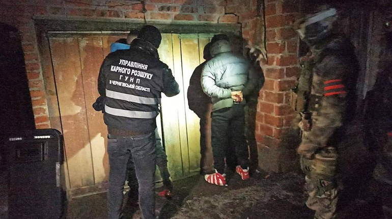 Оперативники затримали трьох осіб, що причетні до вбивства 33-річного мешканця Ніжинського району