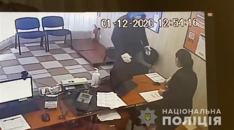 Затримали херсонця, якого підозрюють у нападі на кредитну установу. Тоді вкрали 20 тисяч гривень