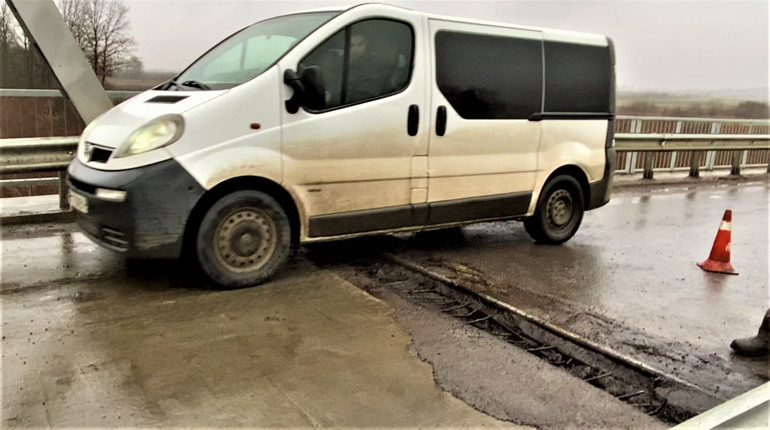 Застрягають колеса: як водії переїжджають міст у Ремчицях