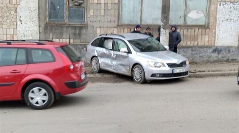 Без травм не обійшлося: у Чорткові на перехресті сталася ДТП (+ фото)