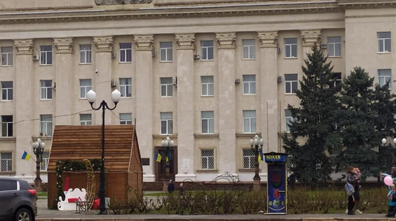 Біля головної ялинки Херсона немає торгівельних яток, але є автомат-силомір. Що думають херсонці?