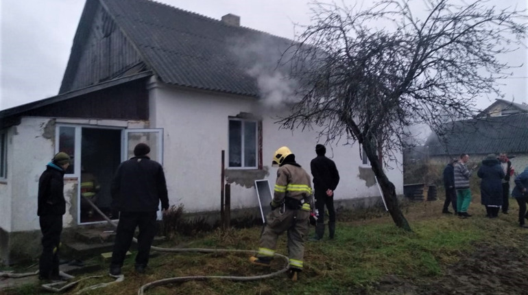 Врятували житло: в селі на Сарненщині горів будинок