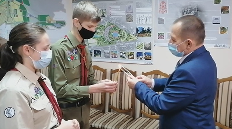 Пластуни зустрілися із міським головою та передали Вифлеємський Вогонь Миру