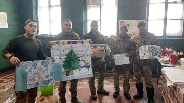 Щоб і у військових було свято: гостинці та дитячі малюнки передали на Схід з Кіцманщини