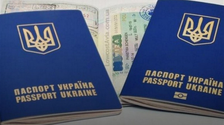 Оформлення паспортів для українців подорожчає