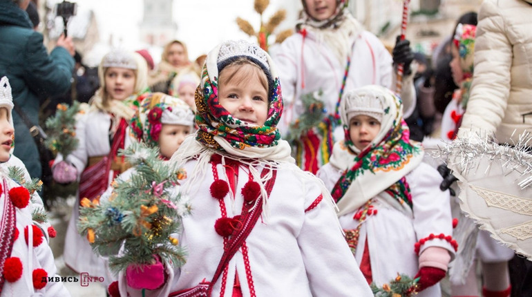 Первомайчани, нумо колядувати!