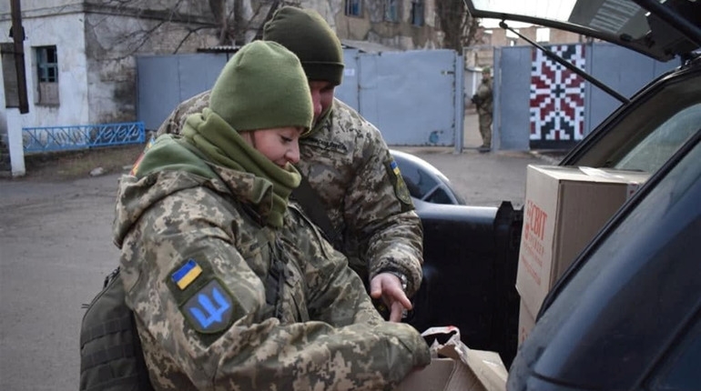 Солодощі та різдвяні подарунки для захисників. Благодійники привезли свято на лінію розмежування