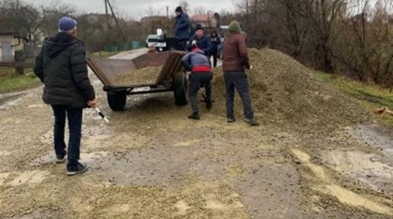 У Сівці-Калуській люди самотужки відновлюють проїзд центральною дорогою