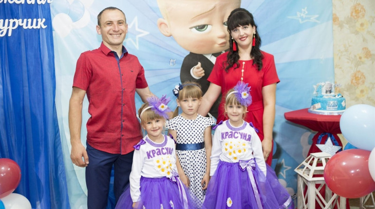 Сім'я Слюсарчуків, переможці конкурсу "Родина у світлинах", отримали приз від салону краси "Сакура"