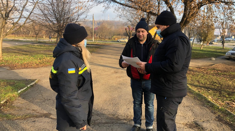 Рятувальники нагадали мешканцям Калуша, як уникнути коронавірусної хвороби