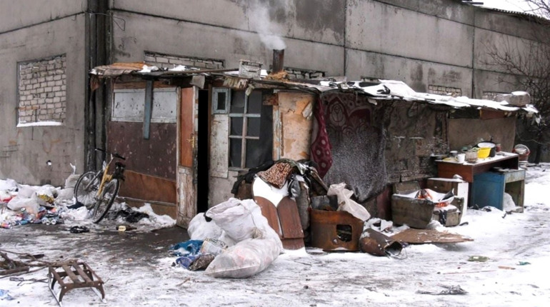У Херсоні поряд із сміттєзвалищем у халабудах живуть родини з дітьми: наймолодшому – 5 місяців