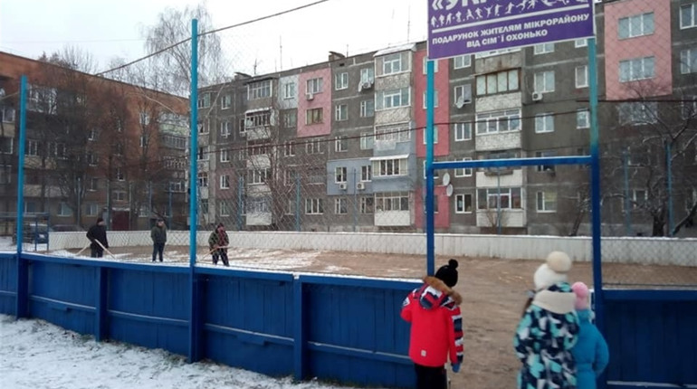У Ніжині заливають льодову ковзанку