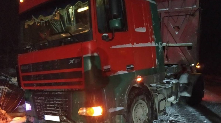 У Новоград-Волинському районі вантажівка застрягла на грунтовій дорозі і утворила затор