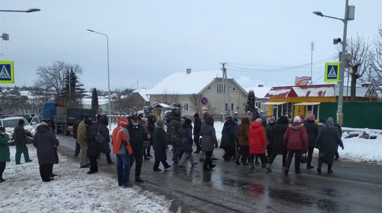 У Ягільниці люди п'ятий день поспіль перекривають дорогу, обурені тарифами на газ
