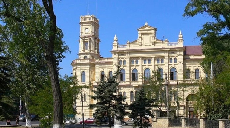 В Херсоні не обов'язково мати годинник: тут щогодини лунають дзвони курантів. А яка пісня лунає?