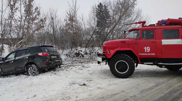 Біля Огіївців рятувальники витягнули авто із кювету