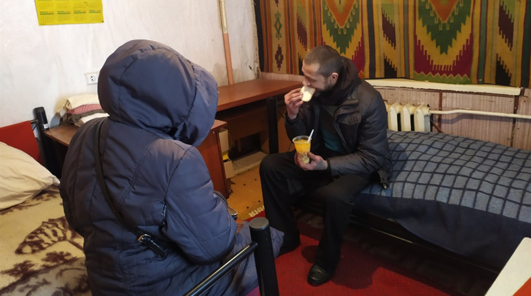Бачите безхатька? Направте у пункт обігріву. Як Первомайськ допомагає нужденним: інтерв’ю