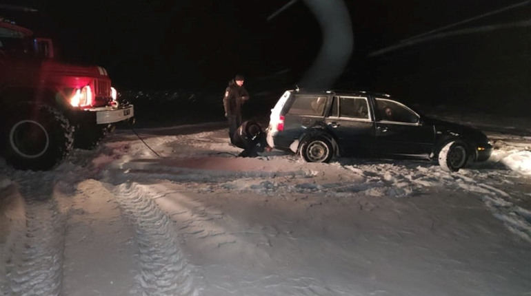 Рятувальникам знову доводилось витягувати автомобіль з кювету