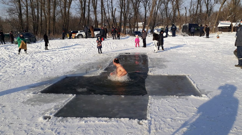 Водохреща у карантин. Не відбулась Хресна хода, проте у воду все ж пірнали