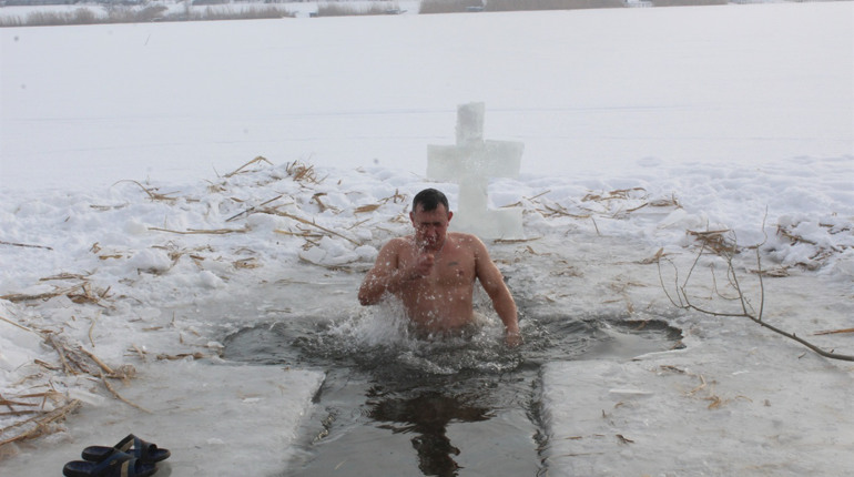 Троїчани святили воду у Храмі та пірнали в ополонки
