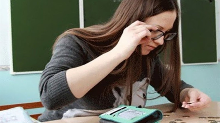 Уряд затвердив підвищення зарплат вчителям: скільки вони тепер отримуватимуть
