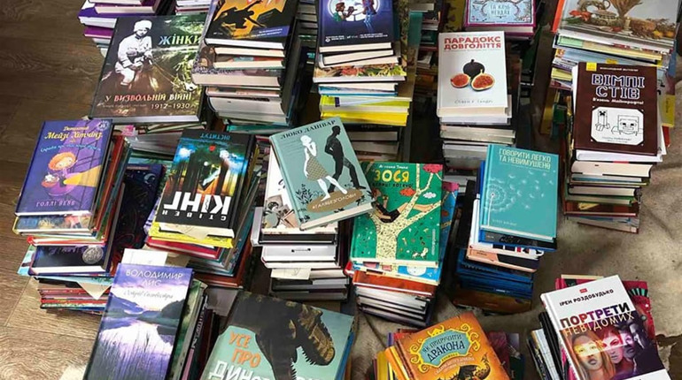 Фото дня: Лозівська Юнацька бібліотека отримала нові книжки
