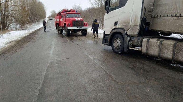 ДТП через ожеледицю біля Немирівки: рятувальники розвернули вантажівку та відновили рух транспорту